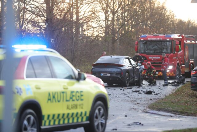 Alvorlig ulykke: Fronten af bilen er helt smadret
