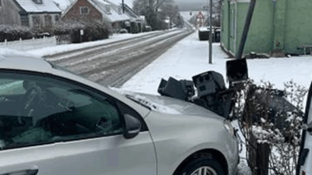 Bil smadrede ind i fotovogns udstyr