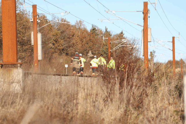 Kvinde mister livet: Bevægede sig ud på skinnerne