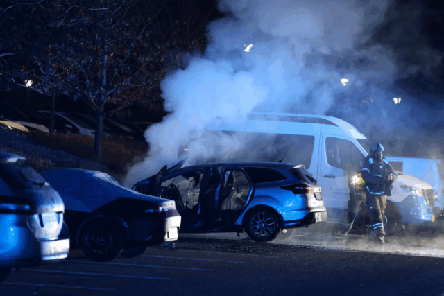 Bil opslugt i flammer: Politi og brandvæsen til stede