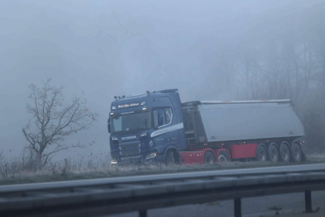 Lastbil ender i grøften på motorvej