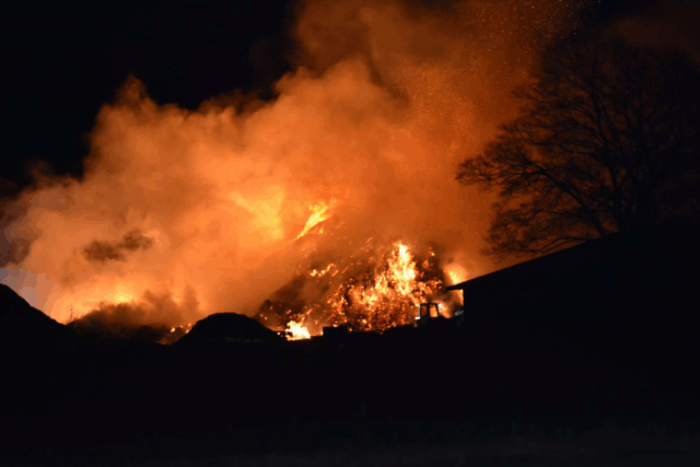 Voldsom brand raserer på 18. time: Kan ses fra motorvejen