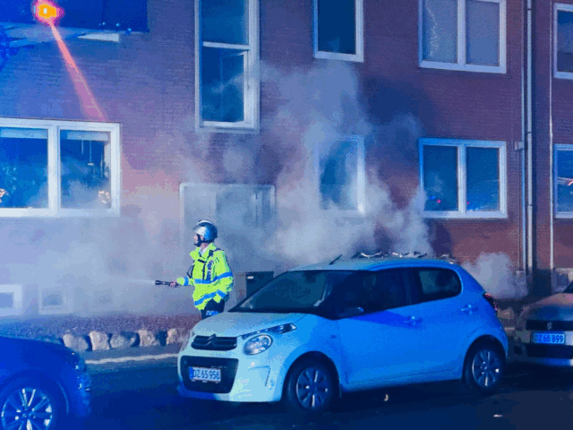 Kraftig røg fra kælder i etageejendom: Det vælter ud