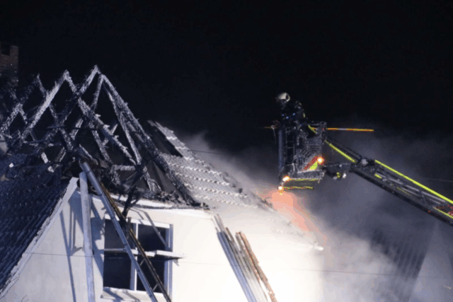 Brand spærrer stor vej: Udrykningskøretøjer fylder hele kørebanen