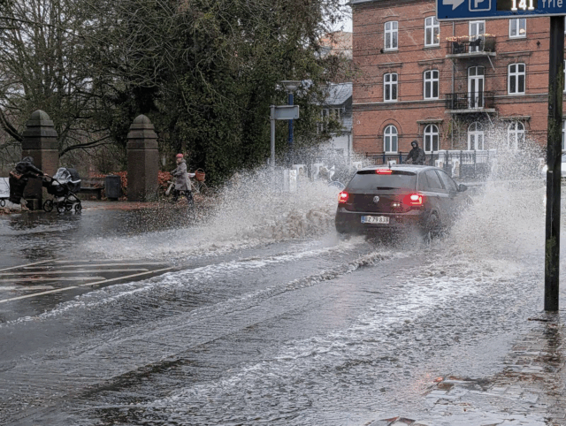 Store mængder nedbør over Danmark: Vej ligger under vand