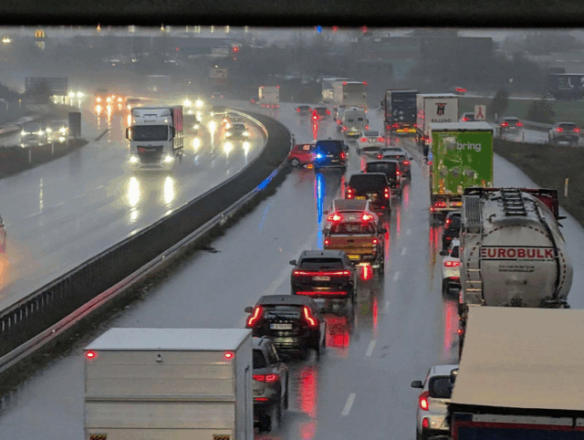 ‘Redning er på stedet’: Uheld i myldretiden på sjaskvåd motorvej