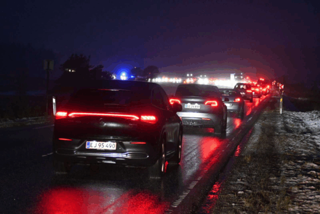 Vej spærret i begge retninger efter uheld