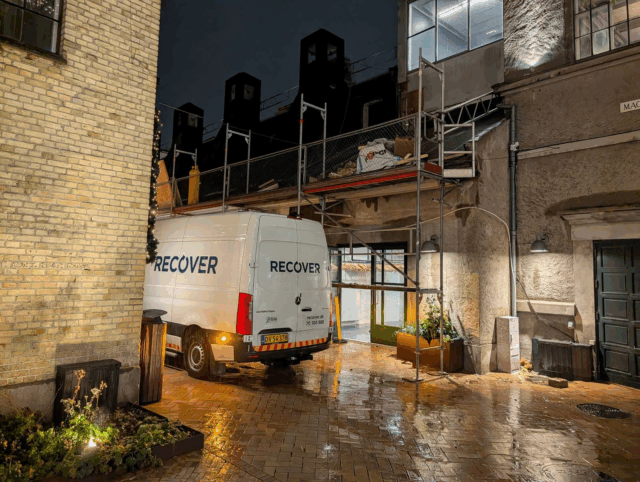 Skadeservice til stede efter brand