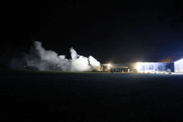 ‘Ved ankomst er der kraftig brand på stedet’: Massiv røgdannelse lige nu