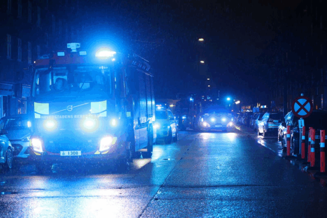 Udrykningskøretøjer fylder københavnsk gade