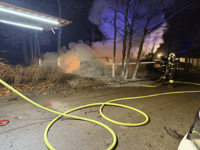 Voldsom brand: Tesla fuldstændig udbrændt
