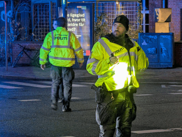 Bygningsbrand skaber kaos: Fuldstændigt spærret i begge retninger