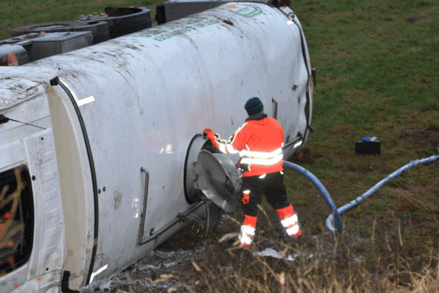 Tankbil med 19.000 liter mælk væltet
