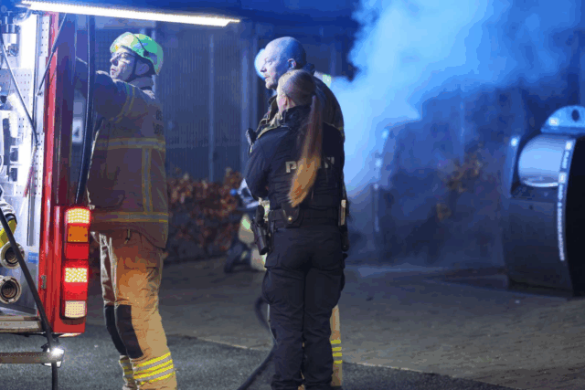 Politiet haster ud med brandvæsenet