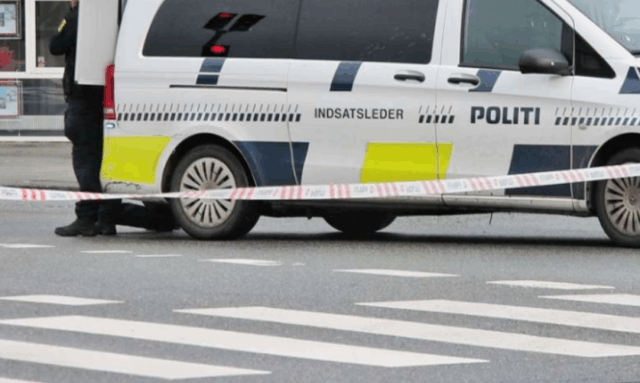 Bilist rammer fodgænger og flygter fra stedet