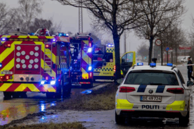 Bil ender i hæk efter ulykke og bryder i brand