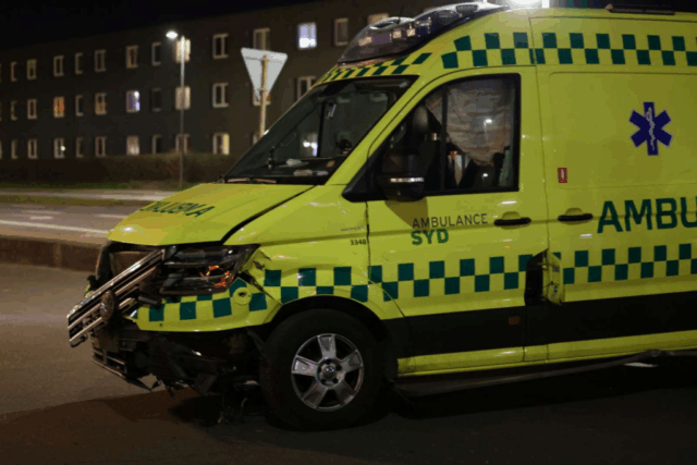 Ambulance med patient involveret i uheld