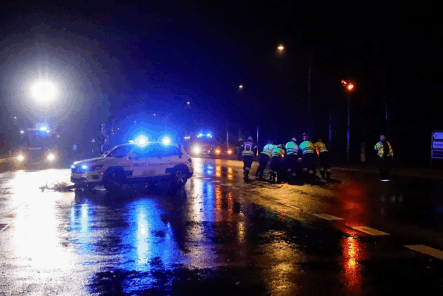 To biler kolliderer i stort kryds