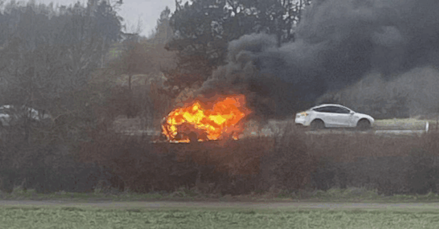 Kæmpe røgsky stiger op fra bilbrand