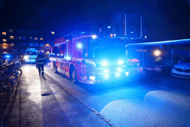 Flere udrykningskøretøjer til stede