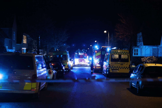 Stor afspærring sat op: Røgdykkere sendt ind i villa