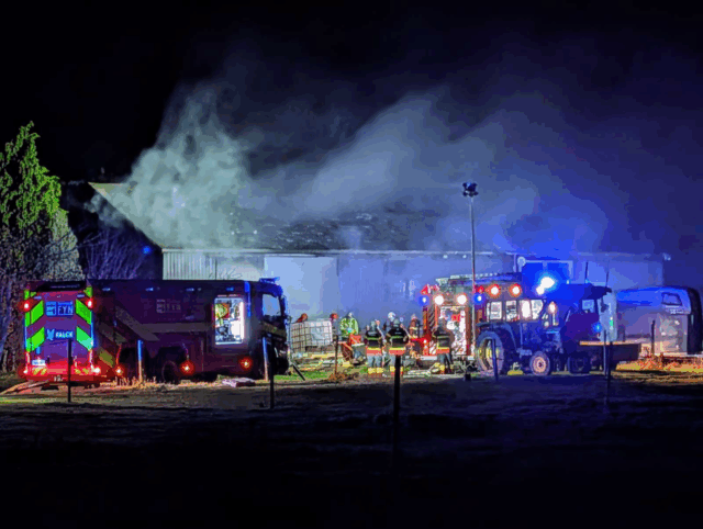 Massiv udrykning til flammer ved gård