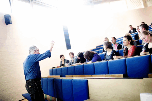 Regeringen med ny initiativpakke: Flere skal vælge disse uddannelser