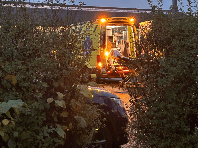 ‘Der ligger en kvæstet person på asfalten ved rideskolen’