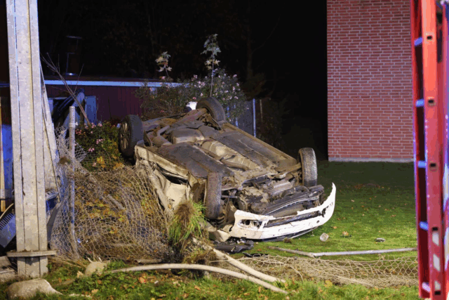 Voldsomt uheld: Bil pløjer hegn og reklameskilt ned