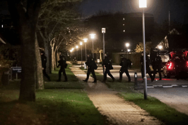 Politi med automatvåben overrender boligområde: Kæmpe aktion