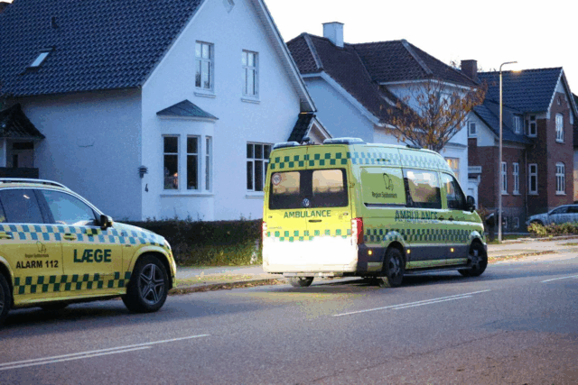 Odense: Lægebil og ambulance forlader stedet i al hast