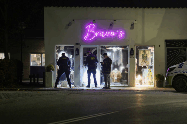 Politi massivt til stede ved modebutik