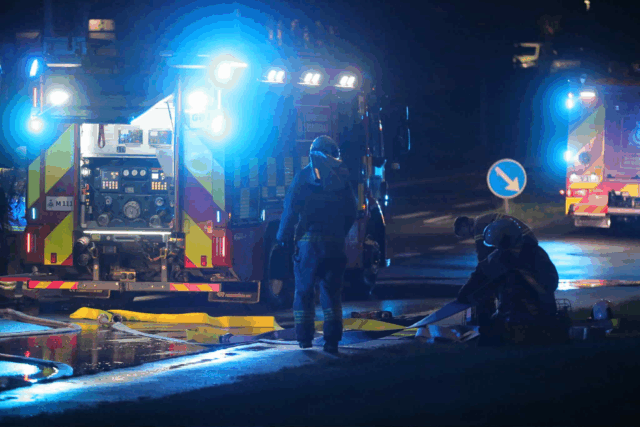 Drone i luften og flere udrykningskøretøjer til stede