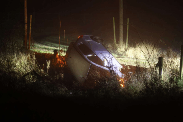 Det går helt galt for kvindelig bilist: Se billederne her