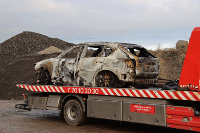 Død person fundet i brændende bil