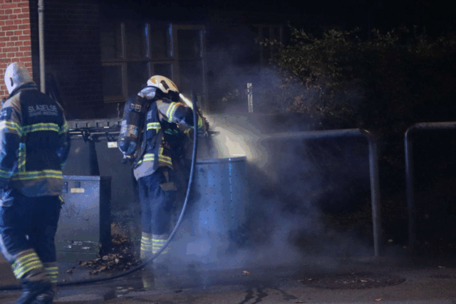 Skraldespand stod i flammer ved gangsti