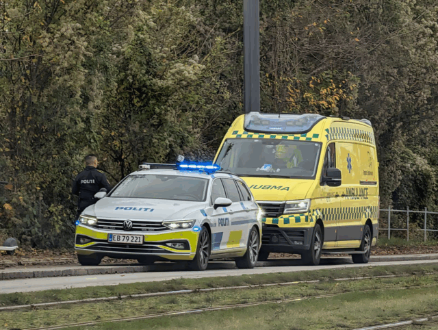 Ambulance til stede ved trafikuheld på bro