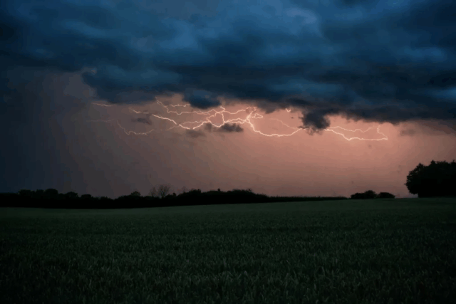 Historisk supertyfon truer: En million mennesker evakueret