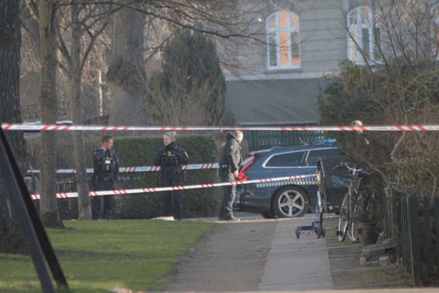 Gerningsmand på fri fod: Ung mand ramt i maven