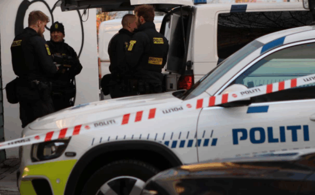 Dreng omringet, tæsket og ydmyget af stor gruppe