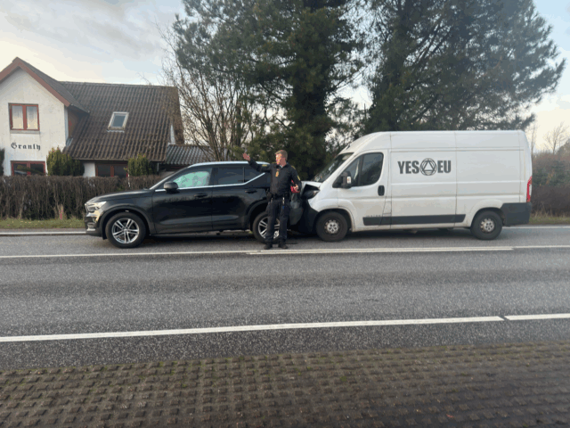 Airbag udløst: Varevogn og personbil i sammenstød