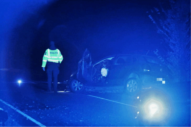 Personbil smadret i hård påkørsel af træ