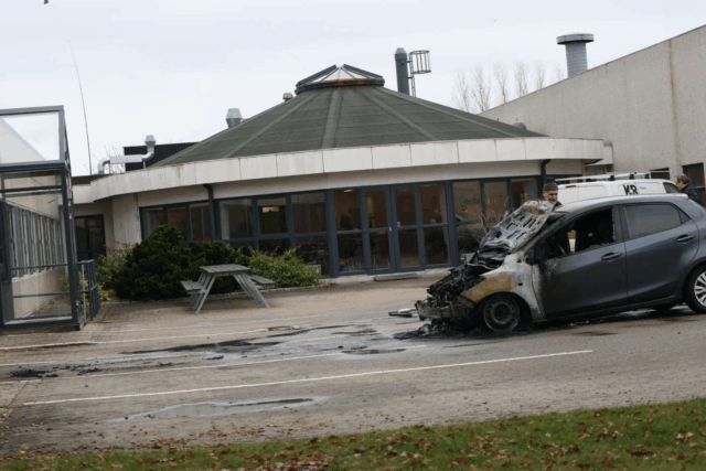 Søndersø: Bil bryder i brand