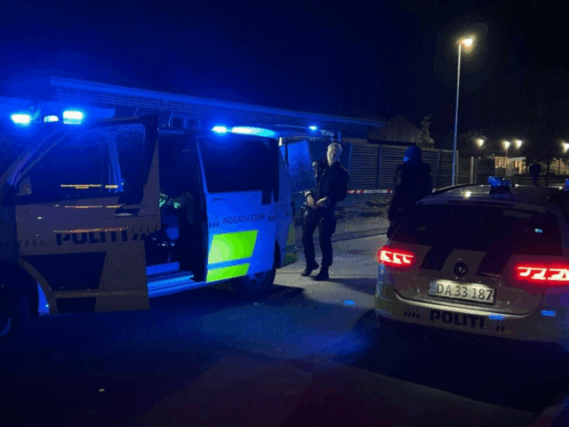 Mand smadrer hovedet ind i bilrude: Går amok igen og igen