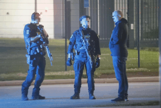 Politiet måtte trække maskinpistoler