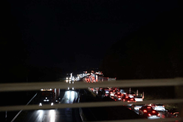 Forlænget rejsetid på motorvej efter indsats fra politi og redning