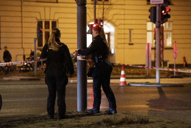 Politiet afspærrer i København: Vand skydes op fra asfalten