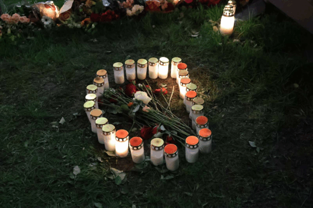 Rørende scener efter bestialsk drab: Blomster og lys lagt ved tankstation