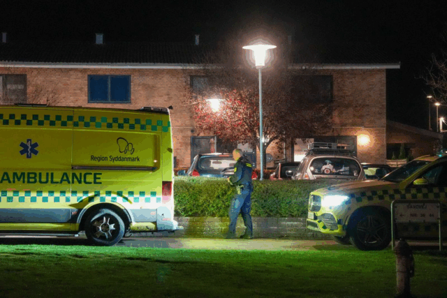 ‘Ambulance forlader stedet med eskorte’