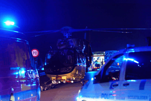 Adskillige ambulancer og en helikopter er ankommet